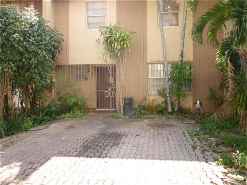 2nd image of 836 W 81st Pl