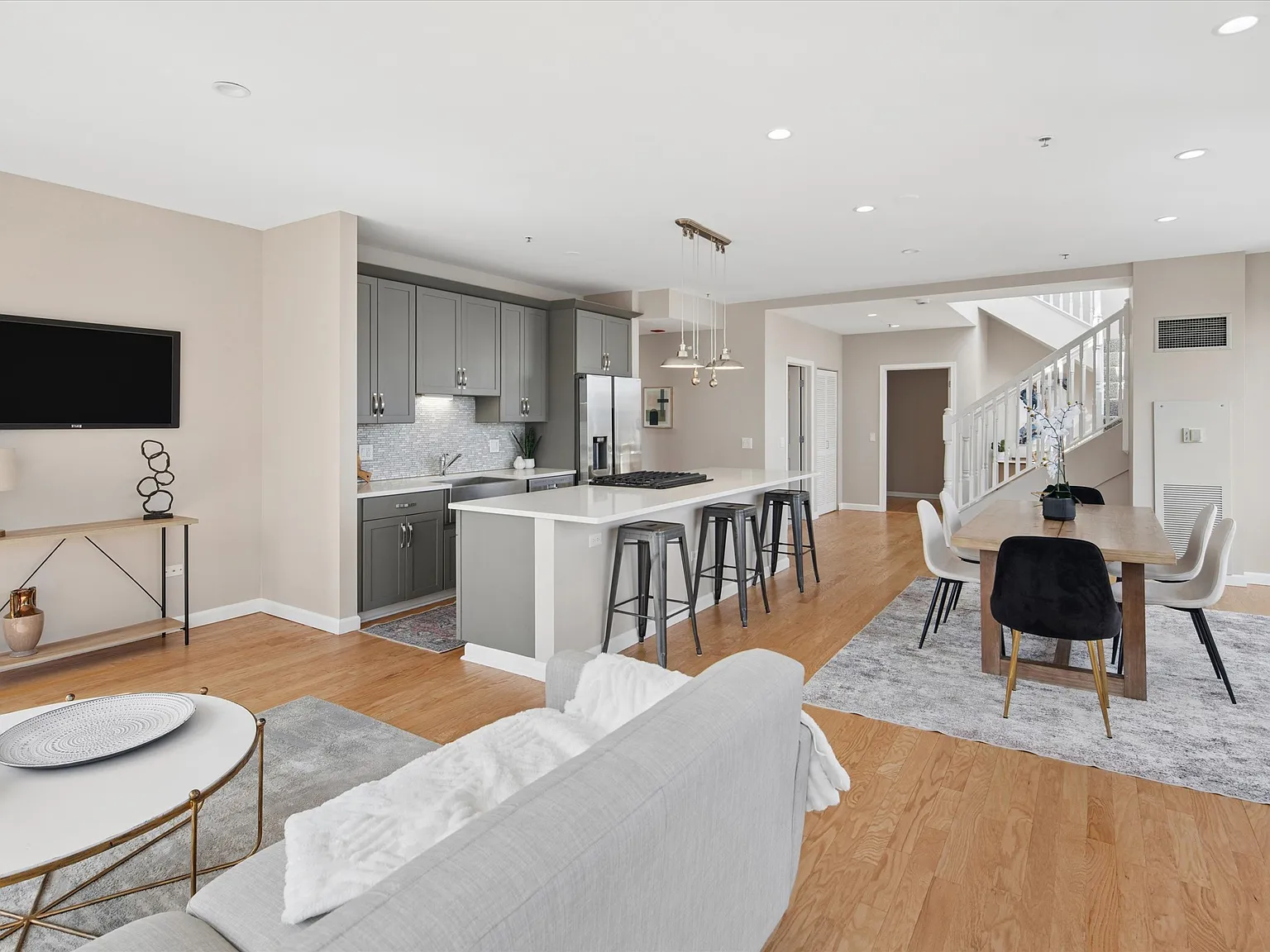 2 bed, 2.5 bath, 2300 sqft, $6,500 — Photo 2