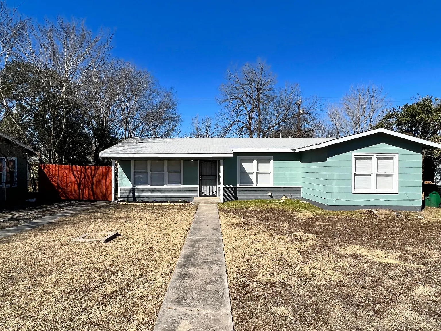 4 bed, 1200 sqft, $1,500 — Photo 1