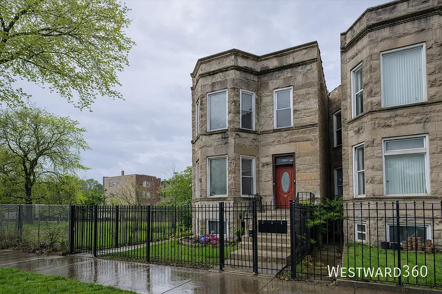 Available Now! 2 bedroom in Woodlawn — Photo 2
