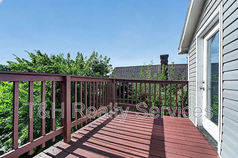 4 bed, 2.0 bath, 2024 sqft, $2,100 — Photo 4