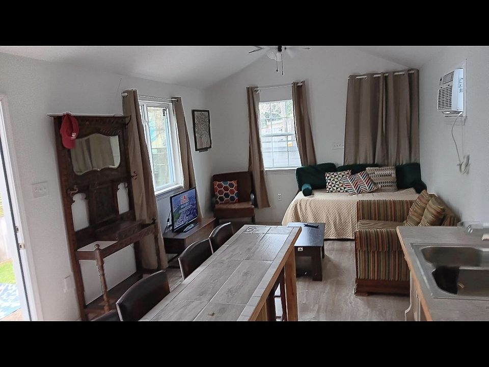 1st image of 818 Amelia St