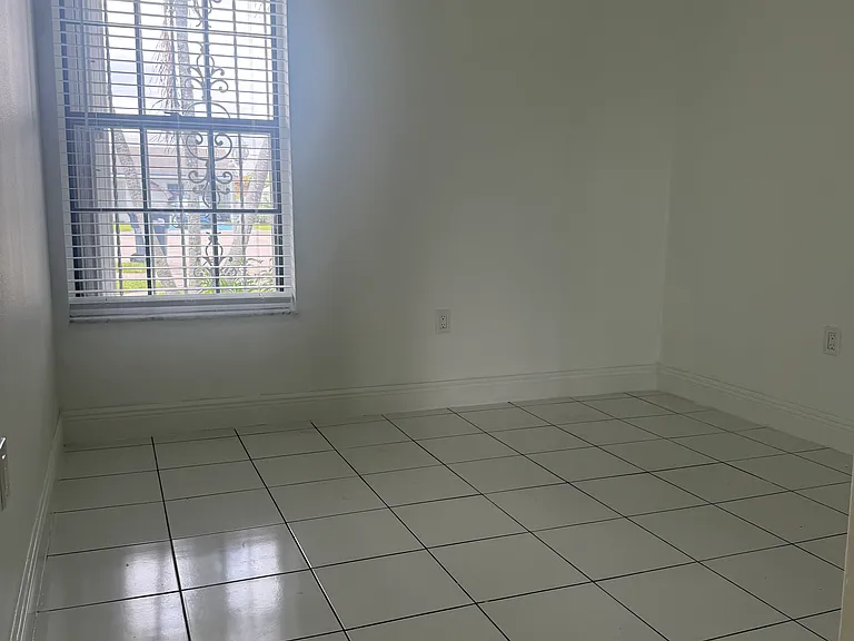 8307 SW 10th Ter — Photo 8