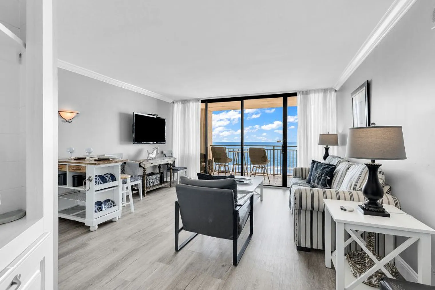 1 bed, 1.0 bath, 645 sqft, $2,919 — Photo 2