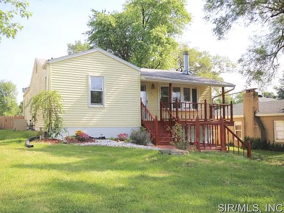 572 Spruce St photo 1