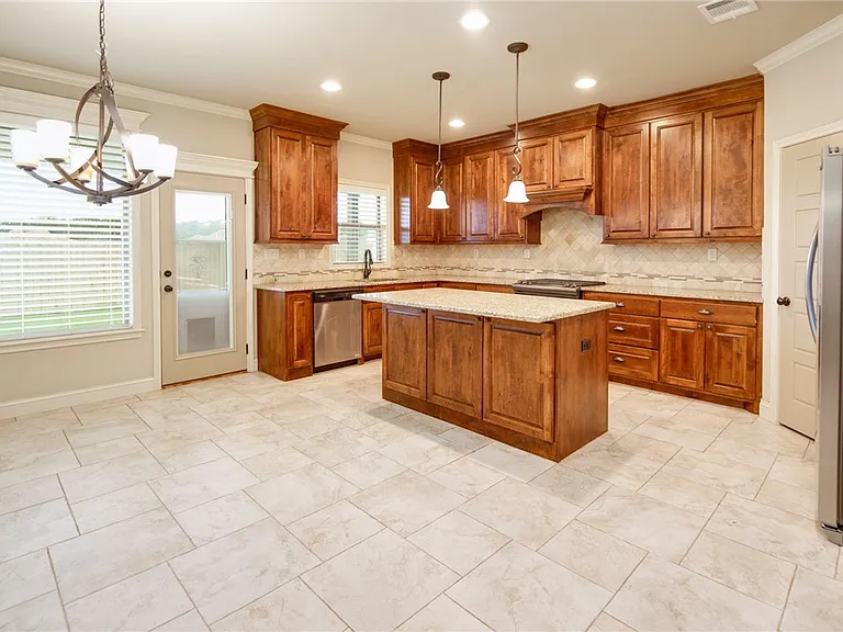 4025 Crestmont Dr — Photo 9
