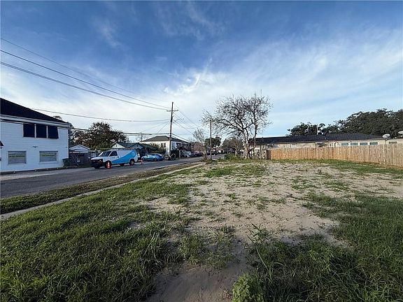 2nd image of 3765 Cypress St