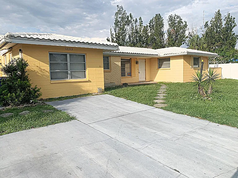 12313 Harland Ave — Photo 2