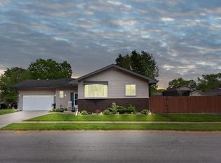 1800 Bluebird Ln, Munster, IN