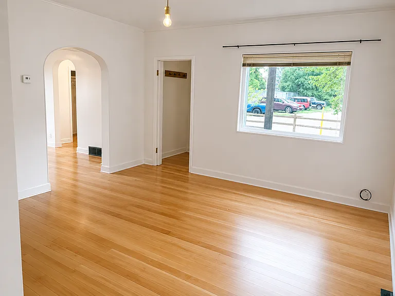 216 W Clark St — Photo 9