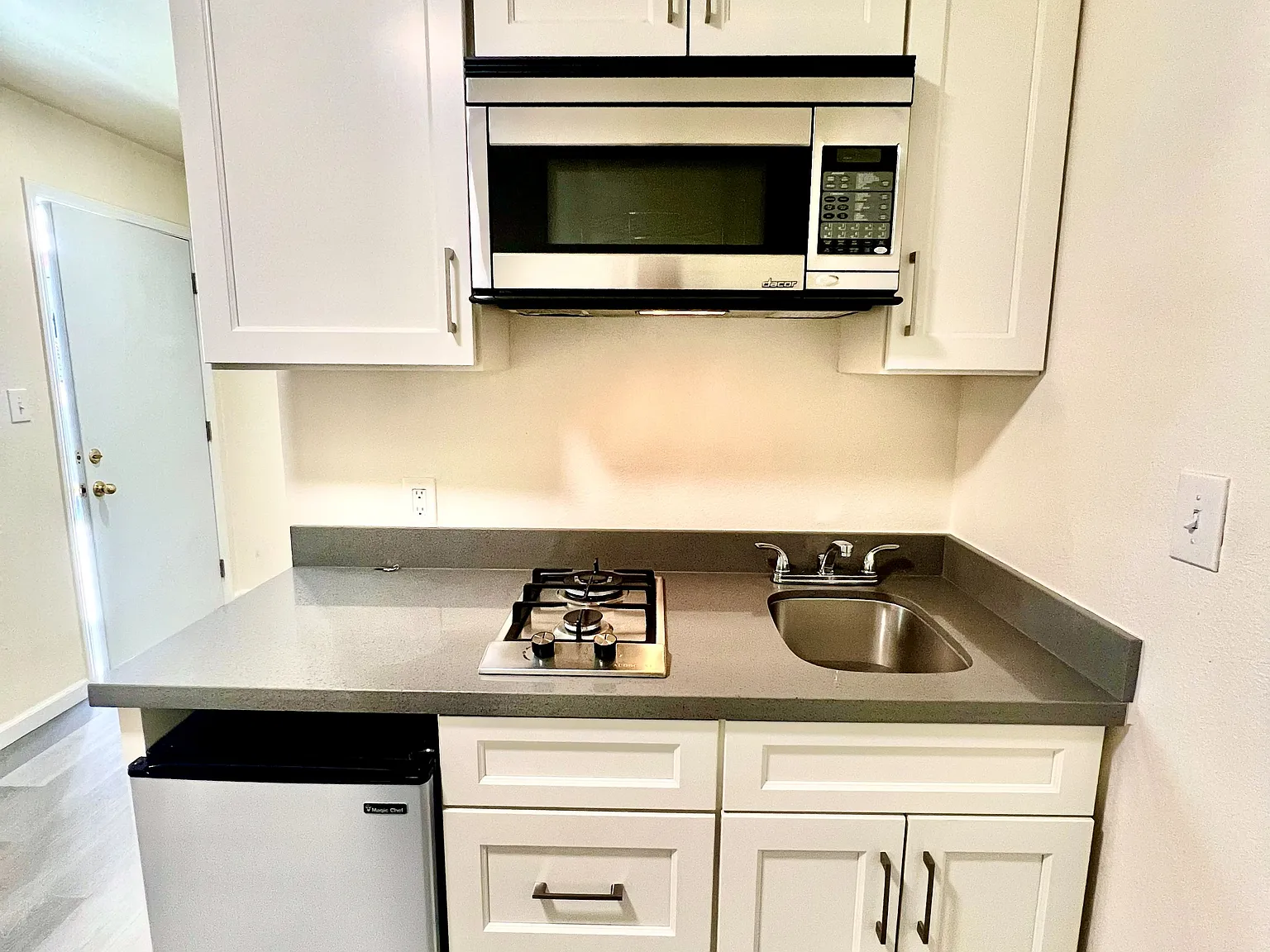Studio, 200 sqft, $1,149 — Photo 2