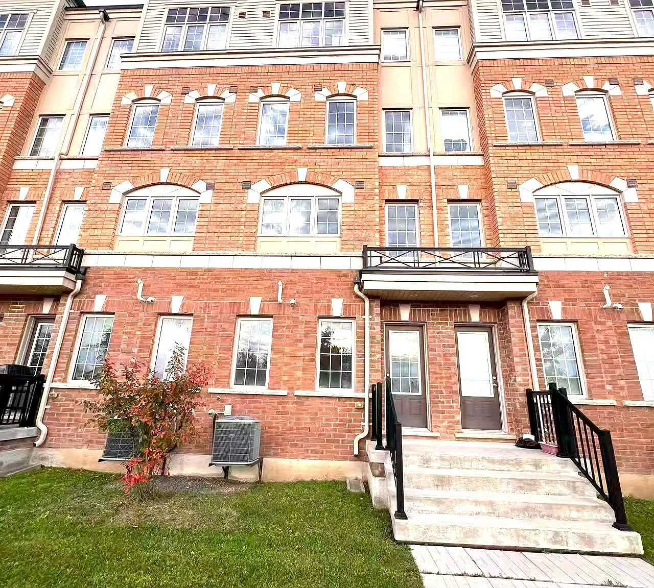 4 bed, $3,000 — Photo 1