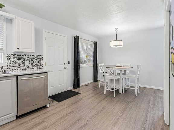 5th image of 123 W Stonemere Pl
