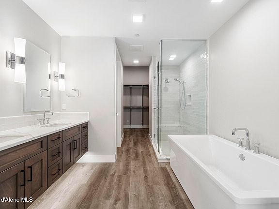 5th image of 802 Sandpoint Ave #8404