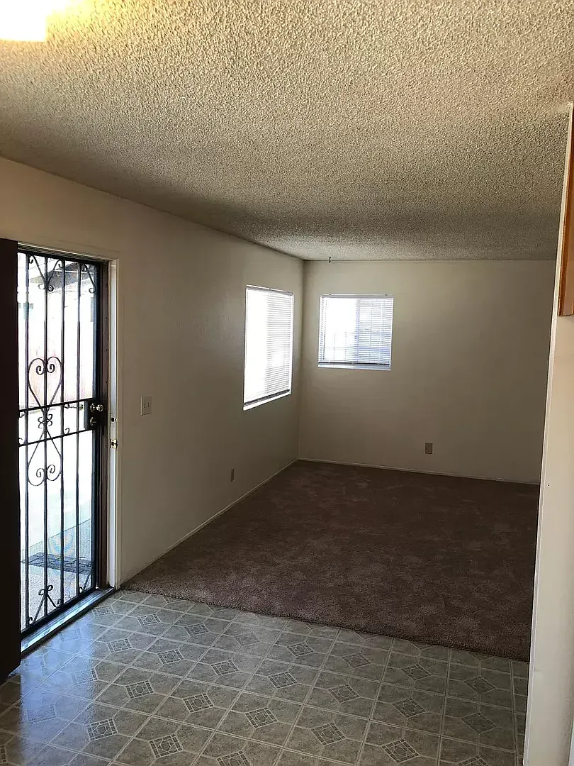 Great 3 bedroom 2 bath home absolutely fantastically located with access to freeways and downtown — Photo 2