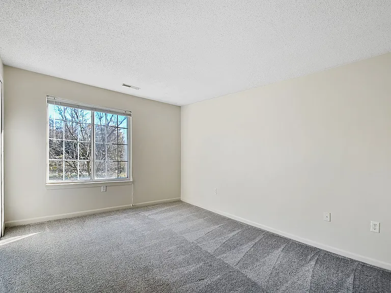 Pendleton Park Apartments — Photo 37