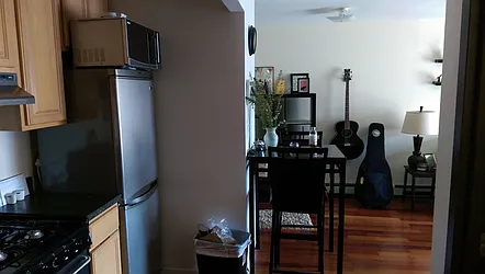 Rented by Cezanne Outlet LLC