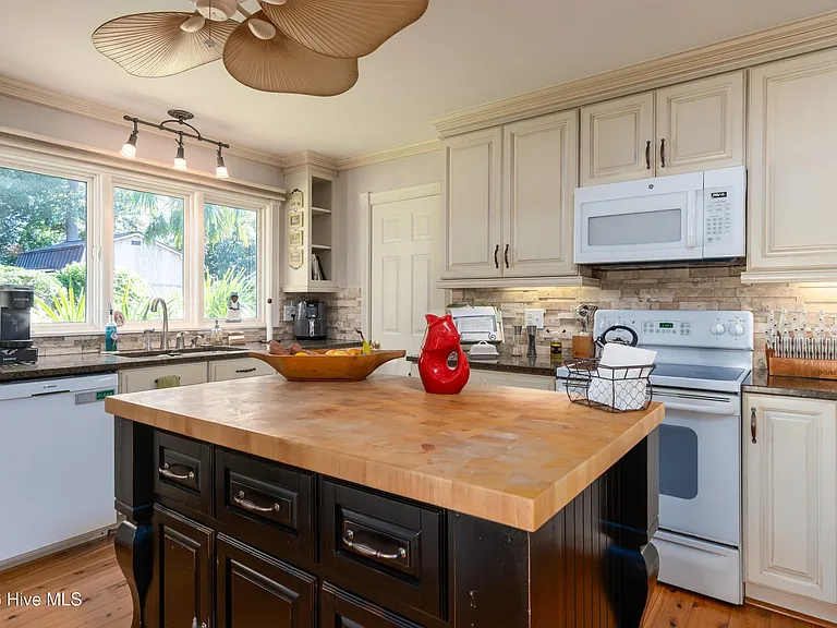 810 Madam Moores Ln #A — Photo 18