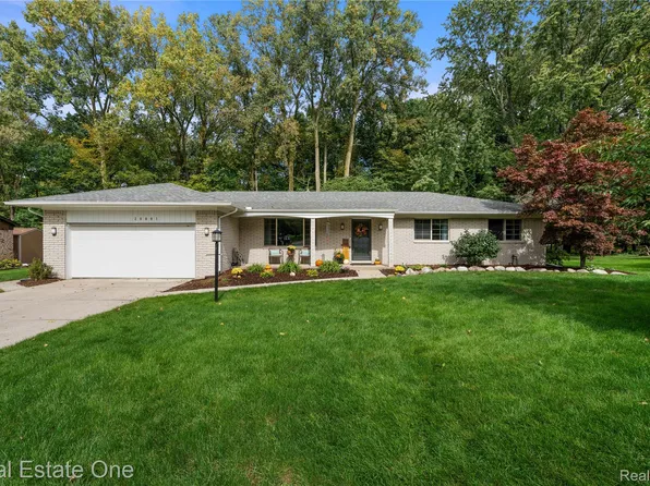 20001 S Riverhill Dr, Clinton Township, MI 48036