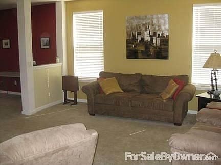 Living room : Half walls highlight this open floor plan