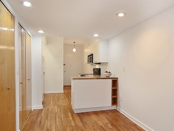 3rd image of 23 Waverly Pl APT 6K