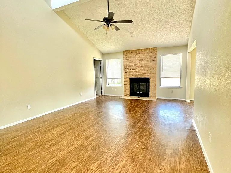 5634 Duke St — Photo 2