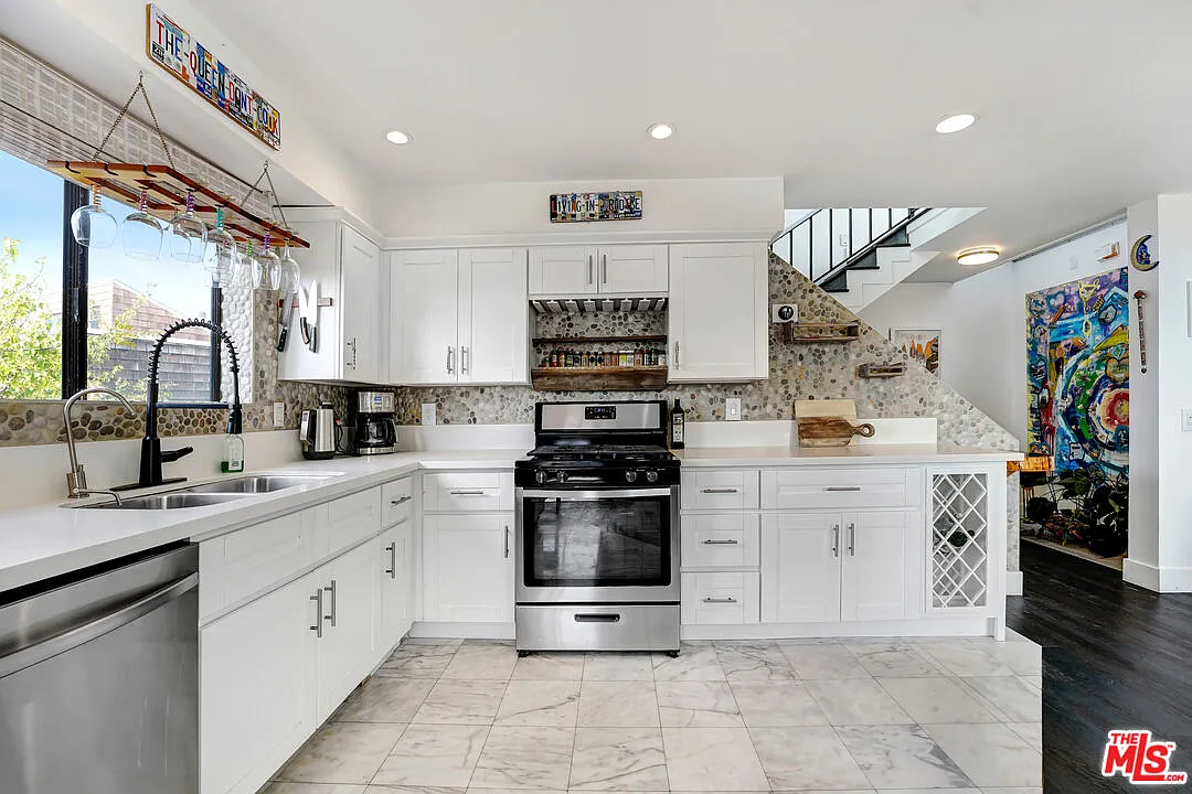 2 bed, 2.0 bath, 1960 sqft, $9,800 — Photo 4