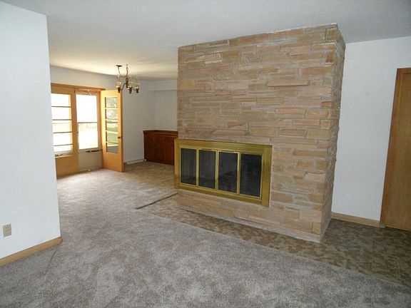 3rd image of 2340 Memorial Dr