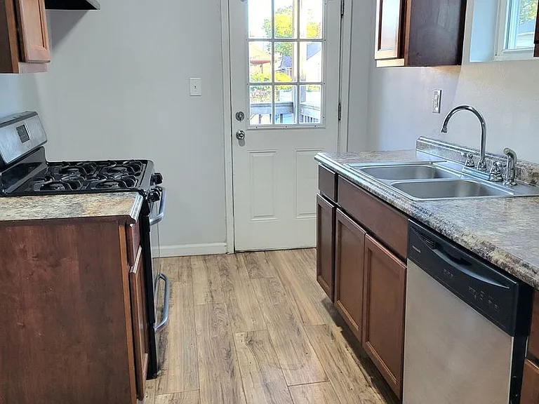 2450 Cleveland Blvd — Photo 5