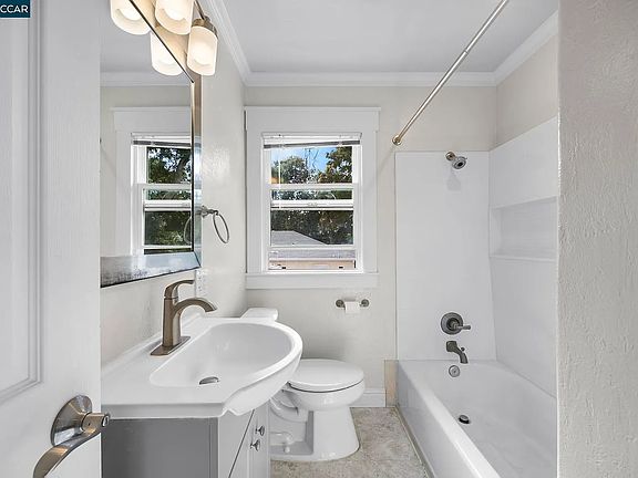 3rd image of 2910 Almond St #1