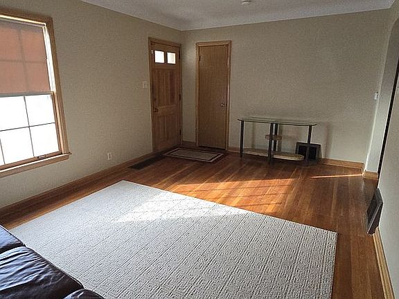 Spacious livingroom.