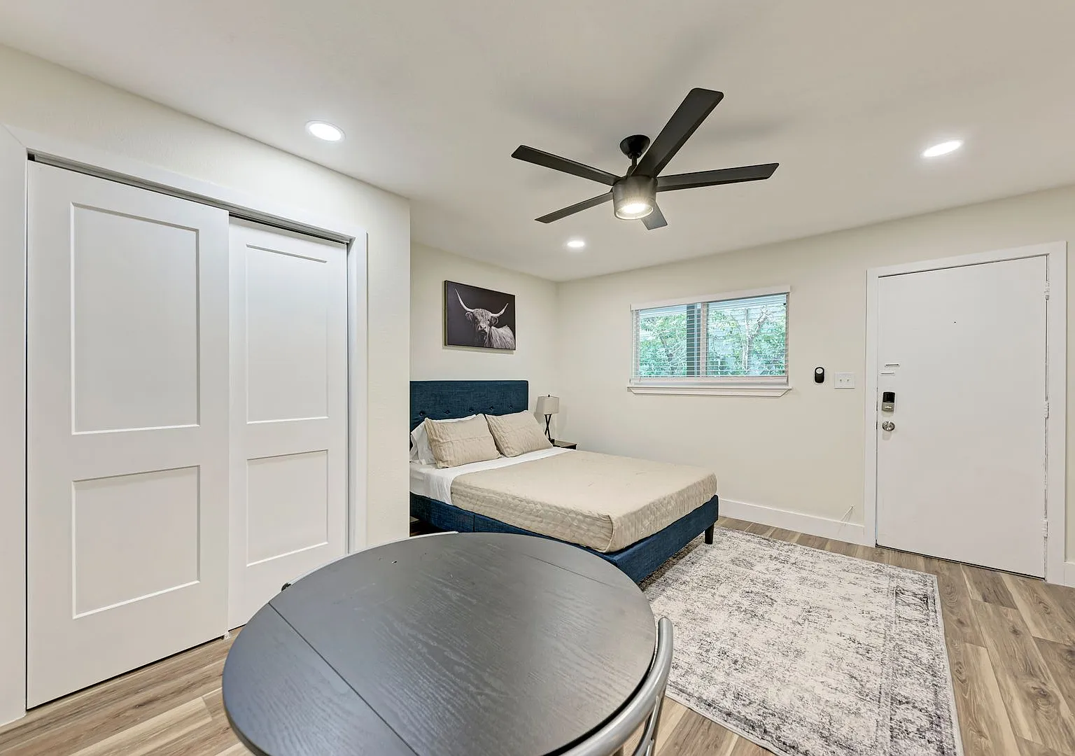 For Lease Fully Furnished Studio Near UT — Photo 1