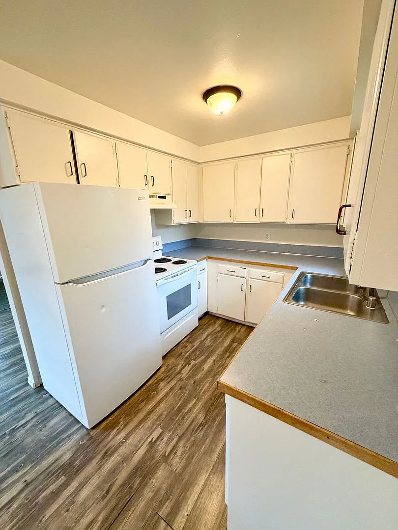 2 Bedroom, 1 Bath Duplex With Garage! — Photo 4