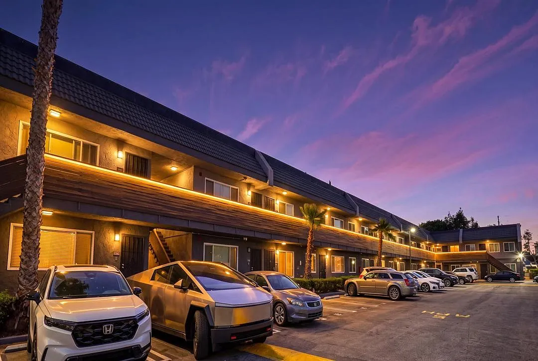 Del Amo Place Apartments Homes — Photo 3