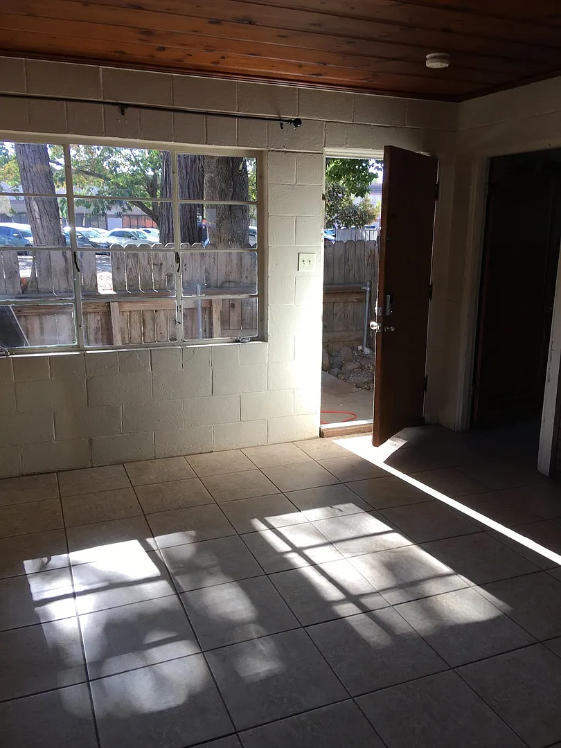1 Bedroom House In Marysville! Available Now!! — Photo 3