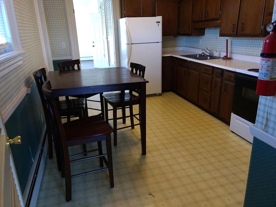2nd image of 574 Main St APT 2