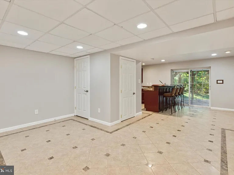 125 Vernon Ct — Photo 9