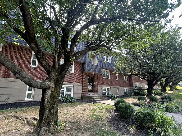 Penzel Manor Apartments — Photo 1