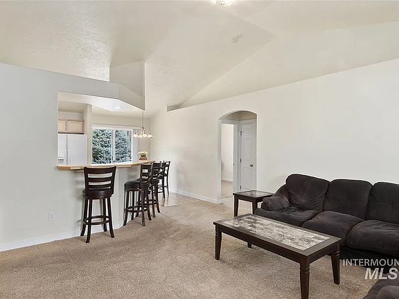 3rd image of 916 N Wolfsburg Ave