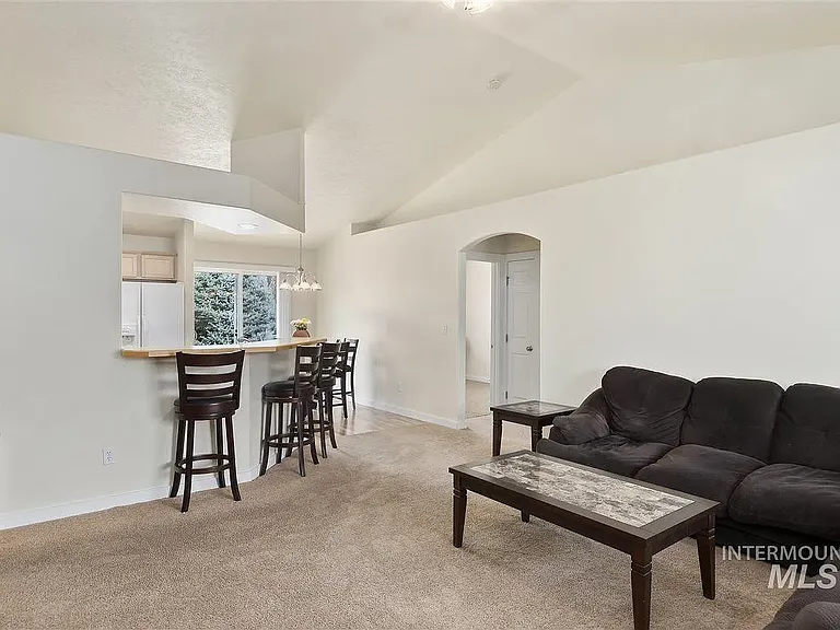 916 N Wolfsburg Ave — Photo 3