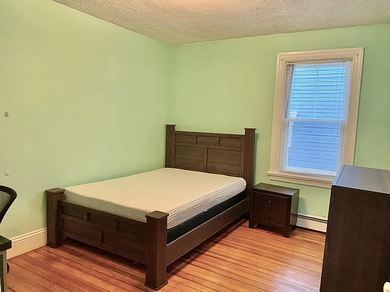 Furnished Bedroom with 1 external entrance
