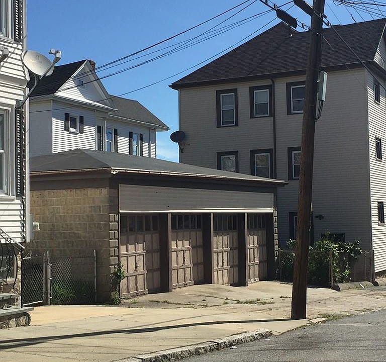 2nd image of 221 Myrtle St