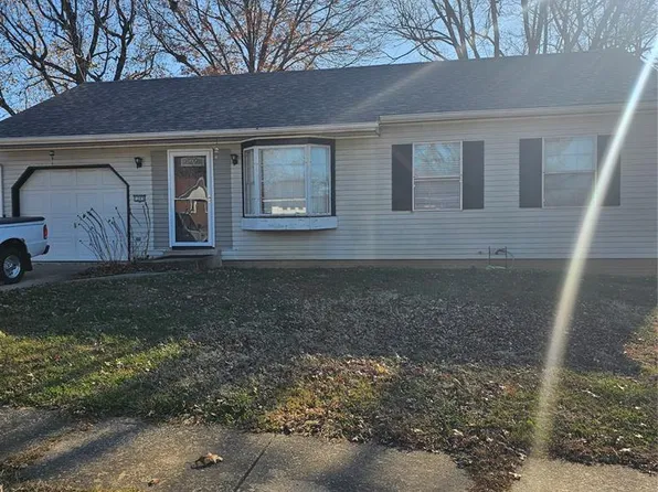 1205 Sir Lancelot Ln, Godfrey, IL 62035