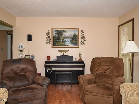 3rd image of 10090 E Mn Ave