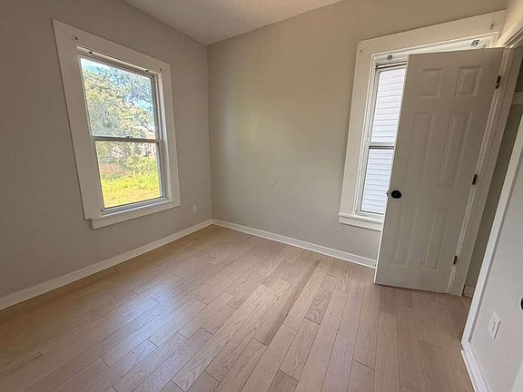4th image of 235 Davenport Ave #2B