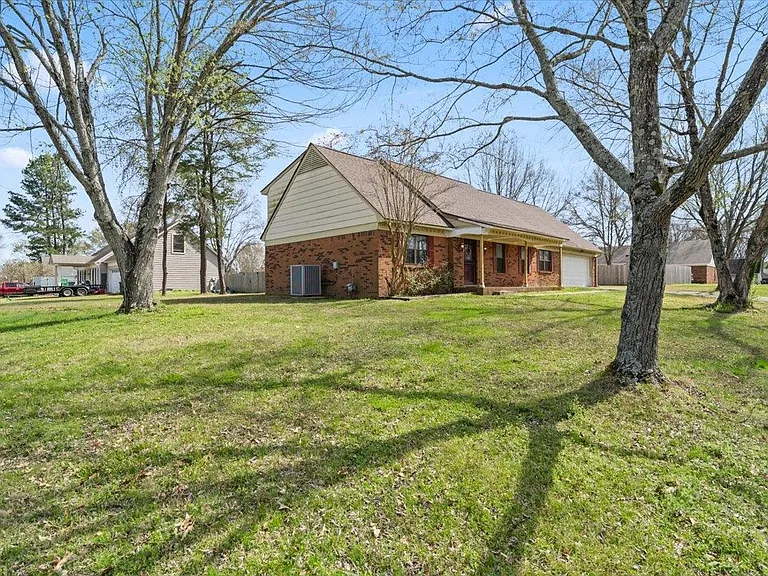 676 Hermitage Trail Dr — Photo 2