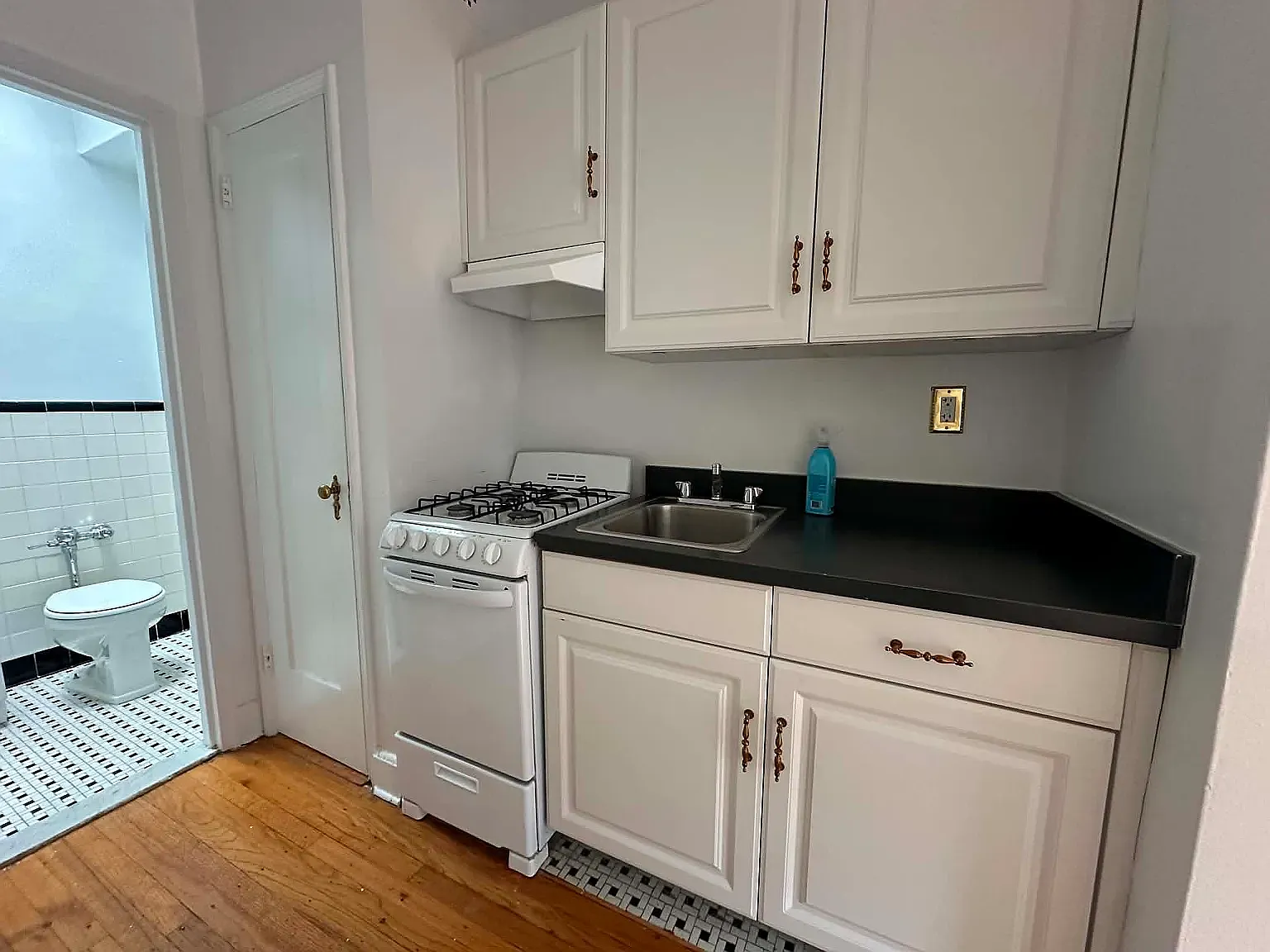 220 West 17th Street — Photo 3