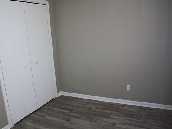 5th image of 1008-1010 E Chestnut St