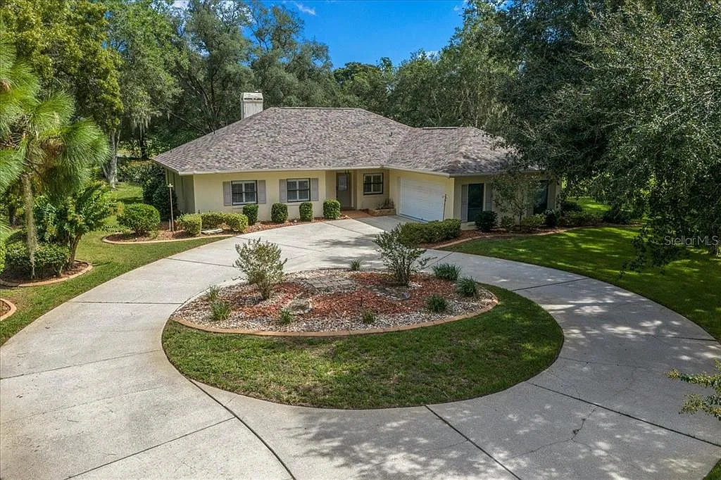 3 bed, 2.0 bath, 2350 sqft, $3,400 — Photo 1