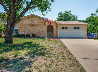 1004 Gladstone Ave, Azle, TX 76020
